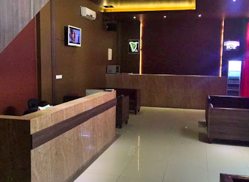 El Lux Massage and Lounge picture